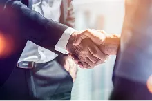 Deux personnes se serrant la main