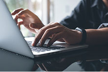 femme serrant la main de quelqu'un au dessus d'une table dans un bureau