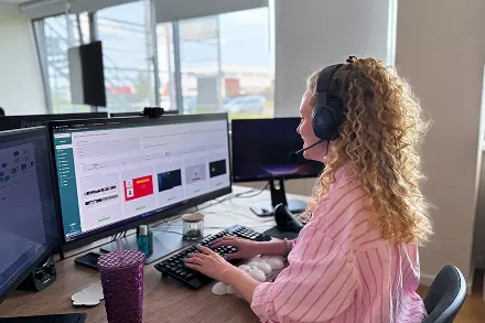 femme travaillant sur un PC