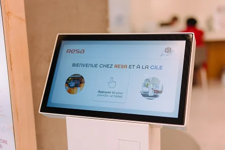 Borne dans une salle de cours