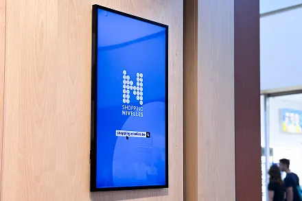 écran dans une bibliothèque